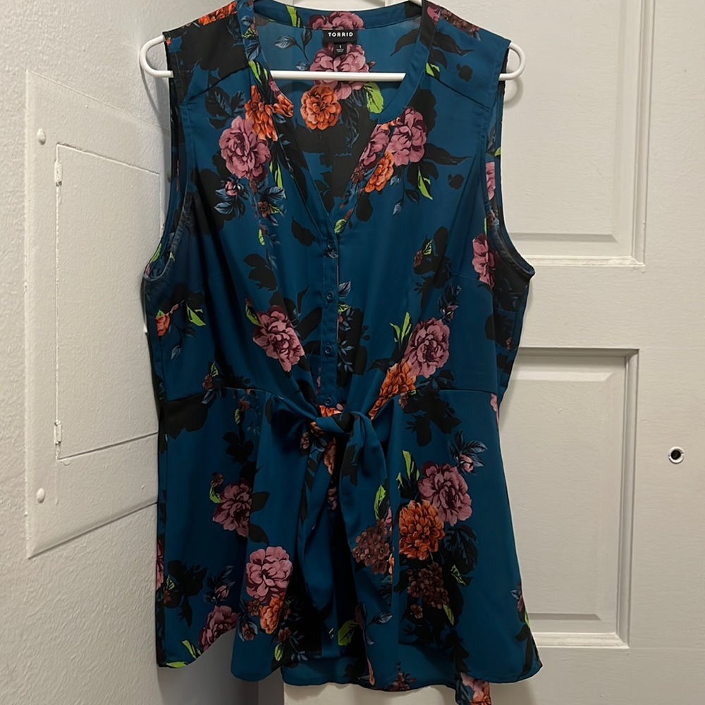 Size 1 Torrid floral blouse with button front and tie front.